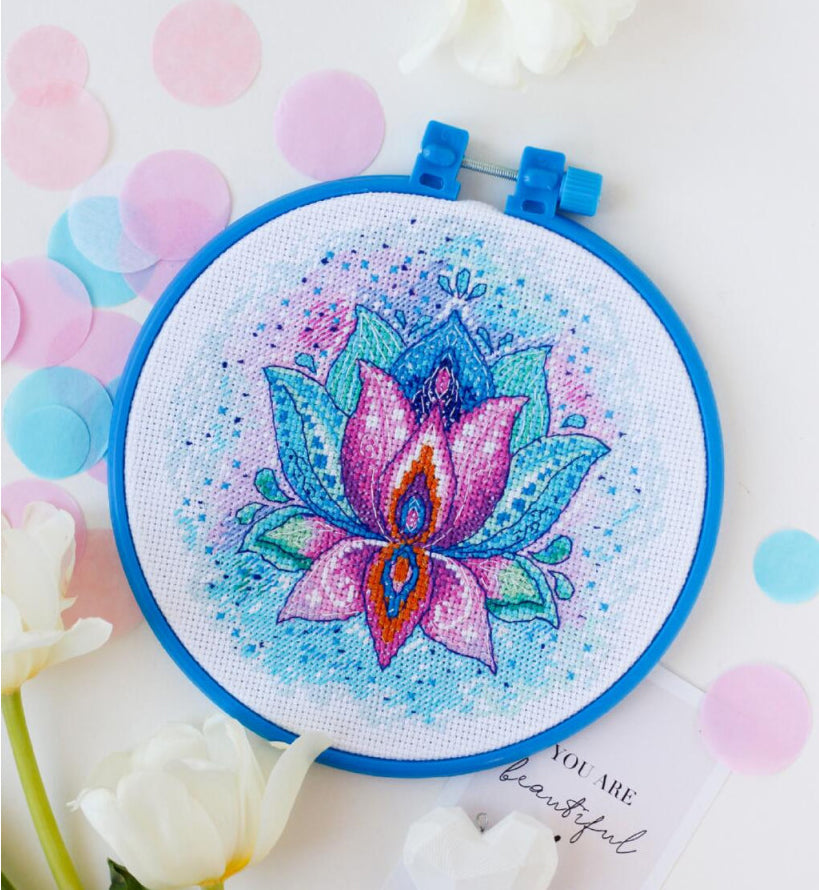 Zählmuster-Kreuzstichset „Blume des Glücks“ zum Selbermachen, unbedruckte Leinwand