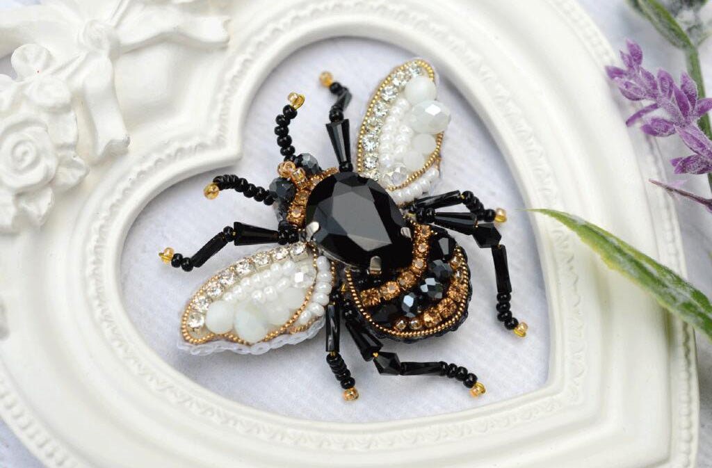 Brooch Bead Embroidery kit Bee BDIY Tela Artis