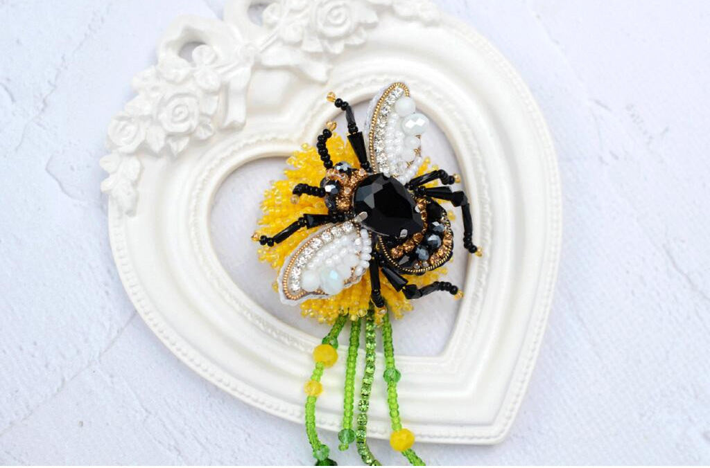 Brooch Bead Embroidery kit Bee BDIY Tela Artis